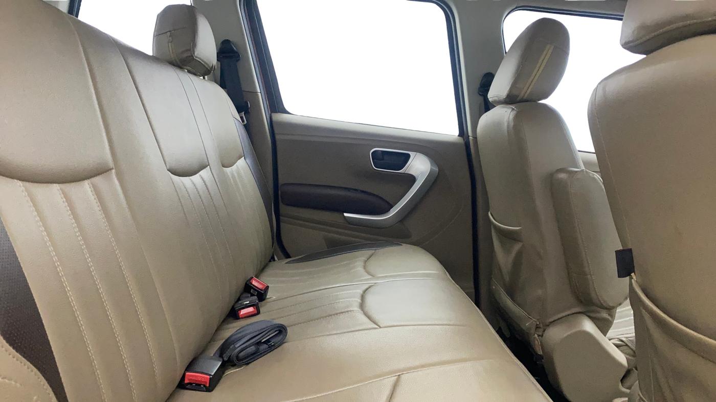 2017 Mahindra TUV300 T8 AMT, Diesel, Automatic, 1,02,809 km, Right Side Rear Door Cabin