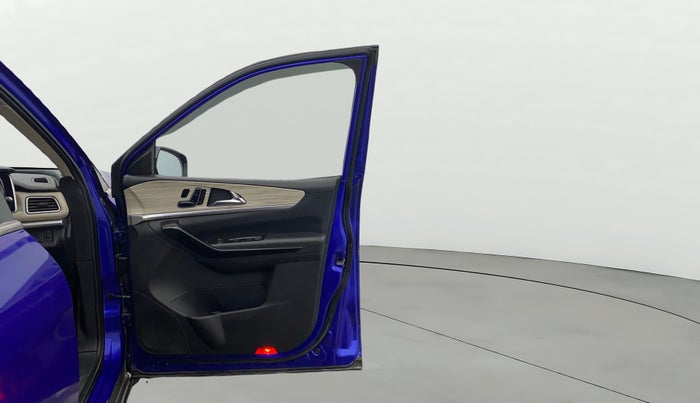 2021 Mahindra XUV700 AX 7 LUXURY P AT 7 STR, Petrol, Automatic, 1,21,757 km, RHS Front Door