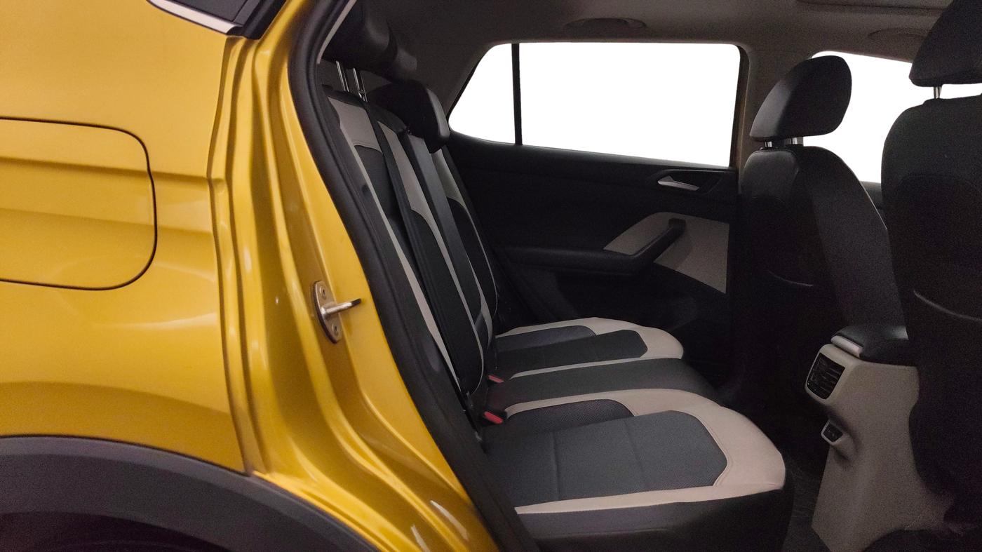 2022 Volkswagen TAIGUN TOPLINE 1.0 TSI AT, Petrol, Automatic, 28,405 km, Right Side Rear Door Cabin