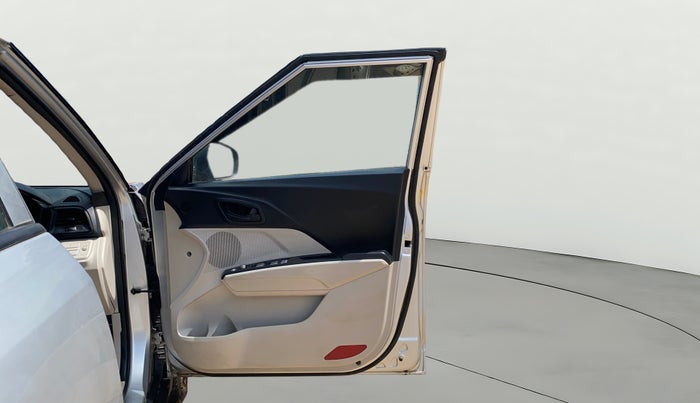 2020 Mahindra XUV300 W4 1.2 PETROL, Petrol, Manual, 29,751 km, RHS Front Door