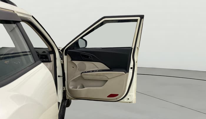 2022 Mahindra XUV300 W8 (O) 1.2 PETROL AMT, Petrol, Automatic, 80,718 km, RHS Front Door