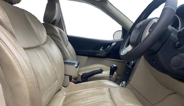 2016 Mahindra XUV500 W10 AT, Diesel, Automatic, 89,467 km, Right Side Front Door Cabin