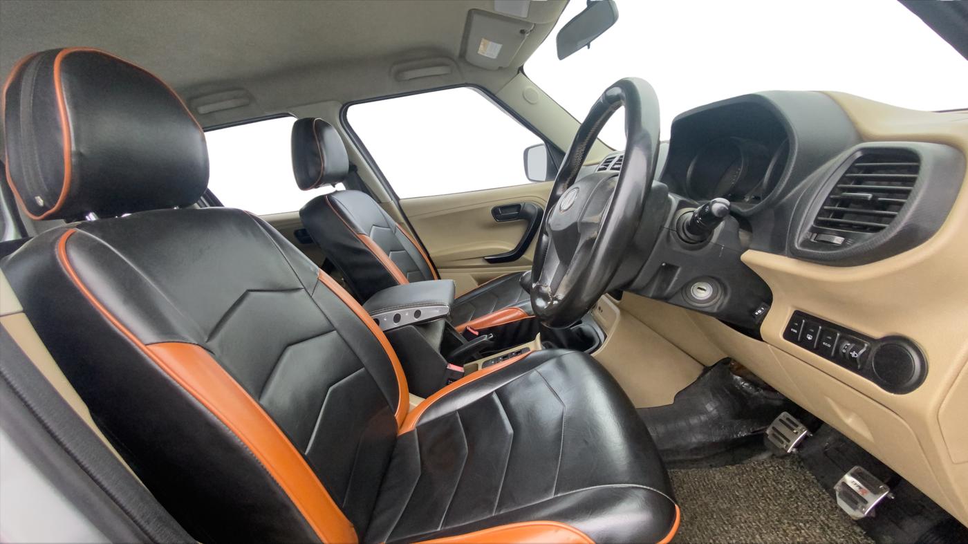 2019 Mahindra TUV300 T6 PLUS, Diesel, Manual, 69,354 km, Right Side Front Door Cabin