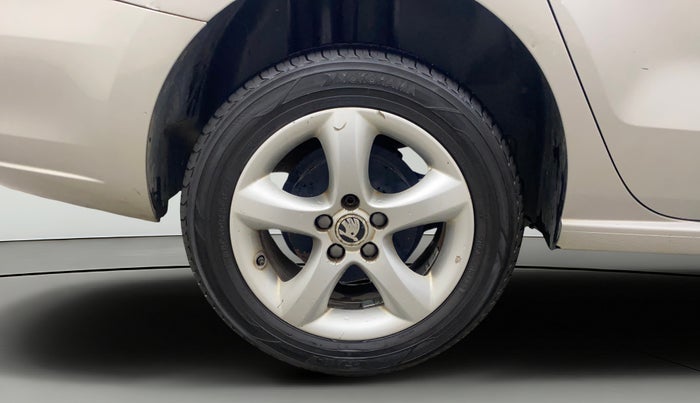 2014 Skoda Rapid ELEGANCE 1.6 MPI AT, Petrol, Automatic, 77,700 km, Right Rear Wheel