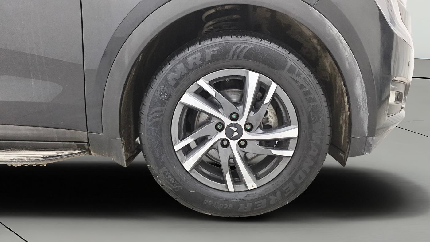 2024 Mahindra XUV700 AX5 Petrol AT 7 STR, Petrol, Automatic, 10,524 km, Right Front Wheel
