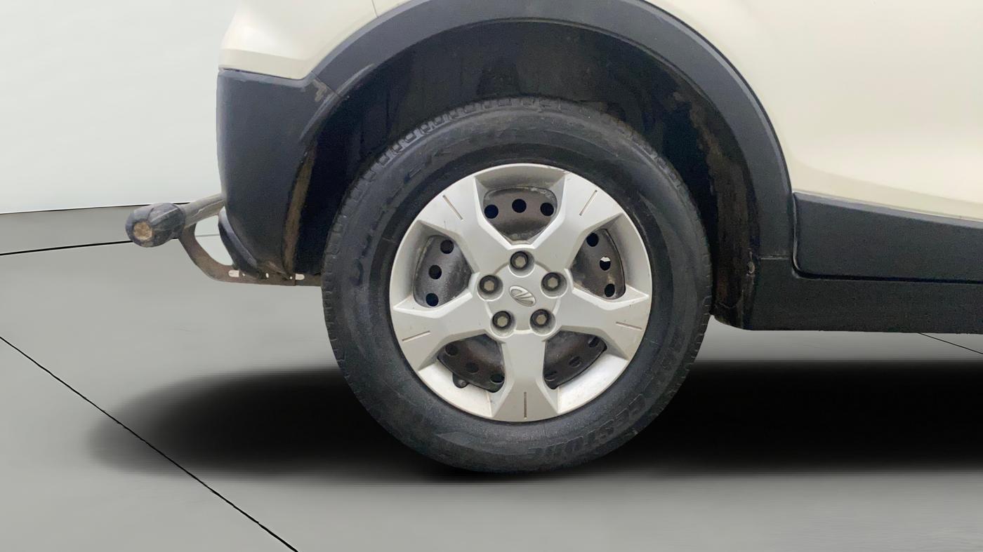 2020 Mahindra XUV300 W6 1.2 PETROL, Petrol, Manual, 1,23,203 km, Right Rear Wheel