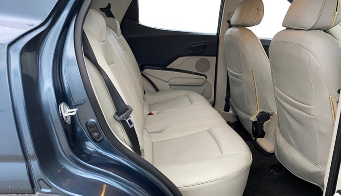 2021 Mahindra XUV300 W6 1.2 PETROL AMT, Petrol, Automatic, 63,607 km, Right Side Rear Door Cabin