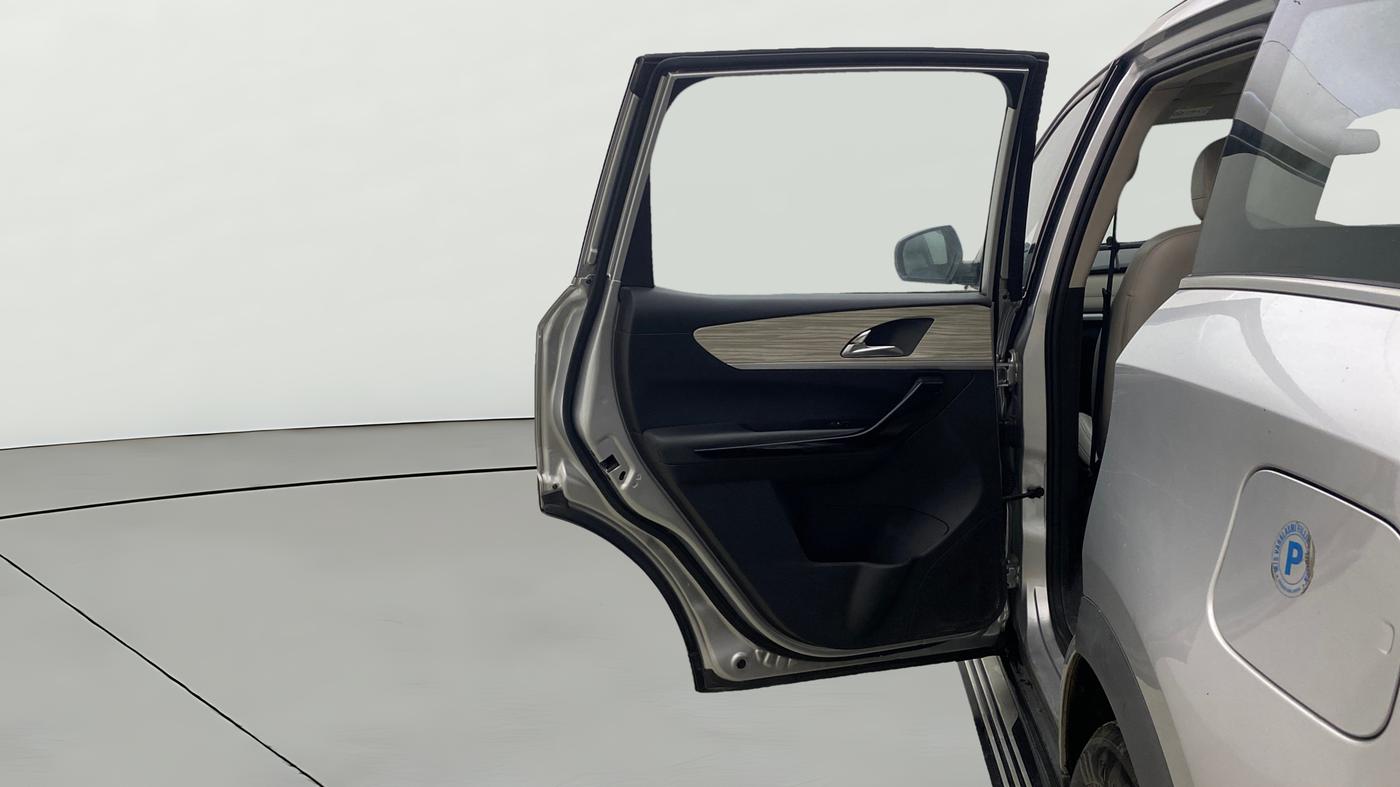 2021 Mahindra XUV700 AX 7 LUXURY P AT 7 STR, Petrol, Automatic, 1,33,099 km, LHS Rear Door