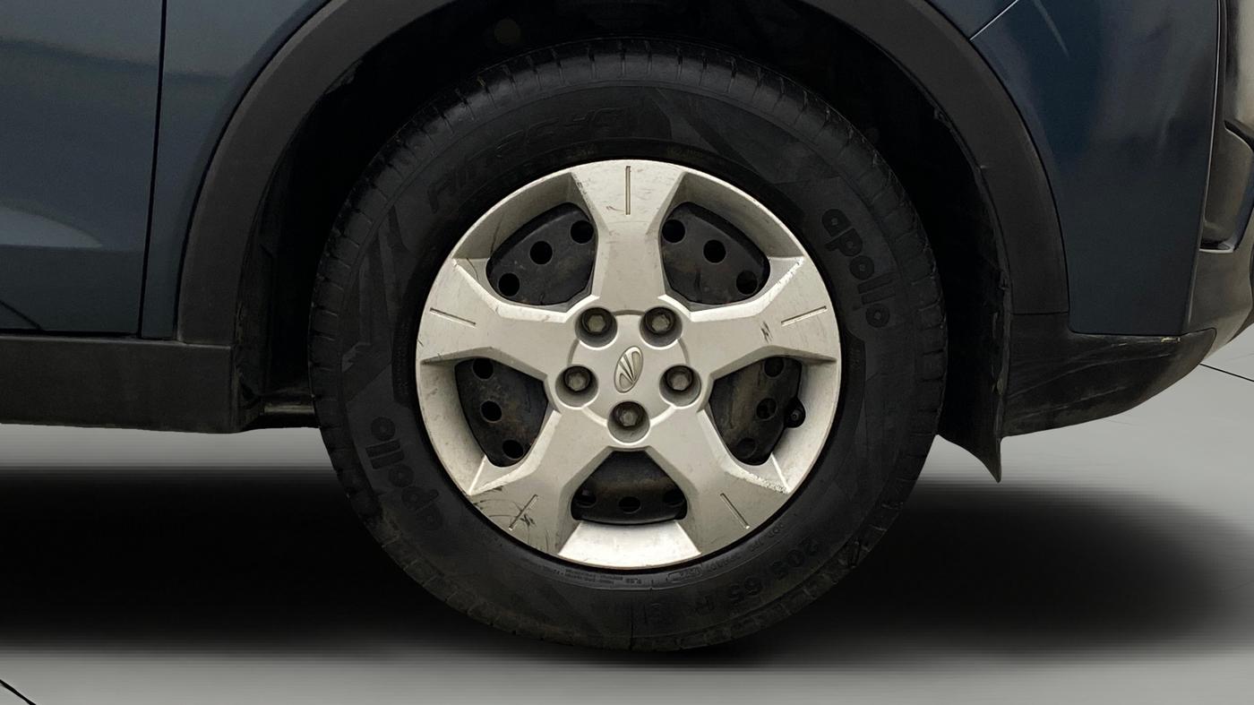 2022 Mahindra XUV300 W6 1.2 PETROL, Petrol, Manual, 42,653 km, Right Front Wheel