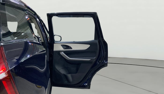 2022 Mahindra XUV700 AX 3 P MT 5 STR, Petrol, Manual, 74,579 km, RHS Rear Door