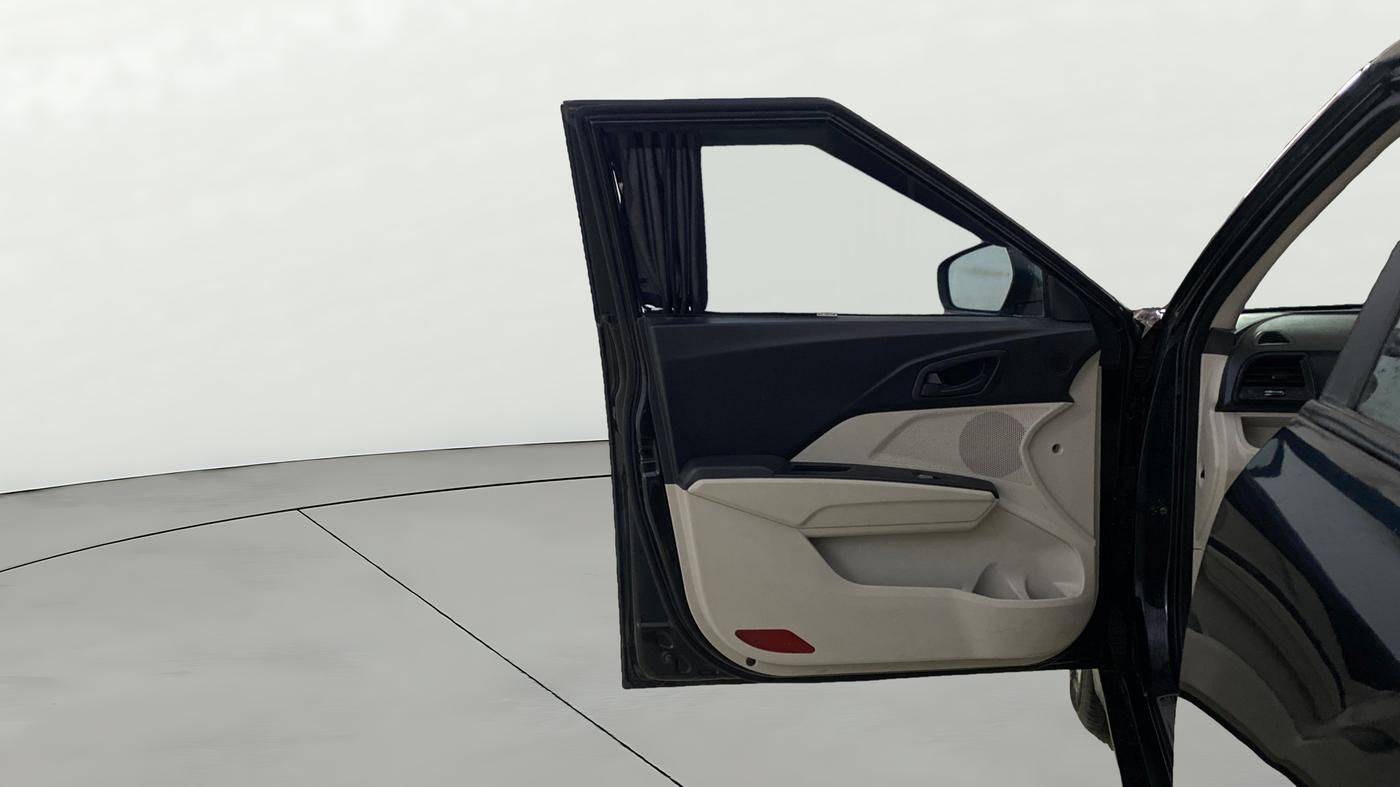 2023 Mahindra XUV300 W6 1.2 PETROL, Petrol, Manual, 25,335 km, LHS Front Door