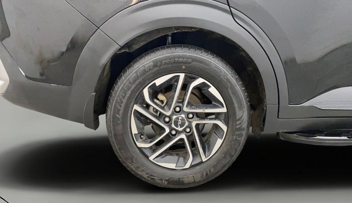 2023 KIA CARENS PRESTIGE PLUS 1.4 PETROL 7 STR, Petrol, Manual, 26,327 km, Right Rear Wheel