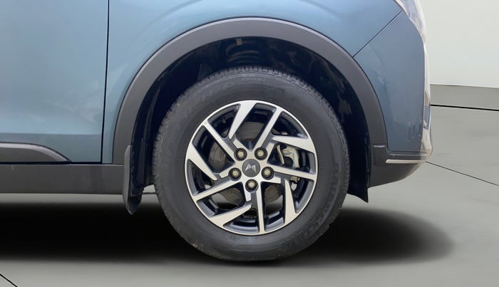 2024 Mahindra XUV300 W8 (O) 1.2 PETROL AMT, Petrol, Automatic, 16,340 km, Right Front Wheel