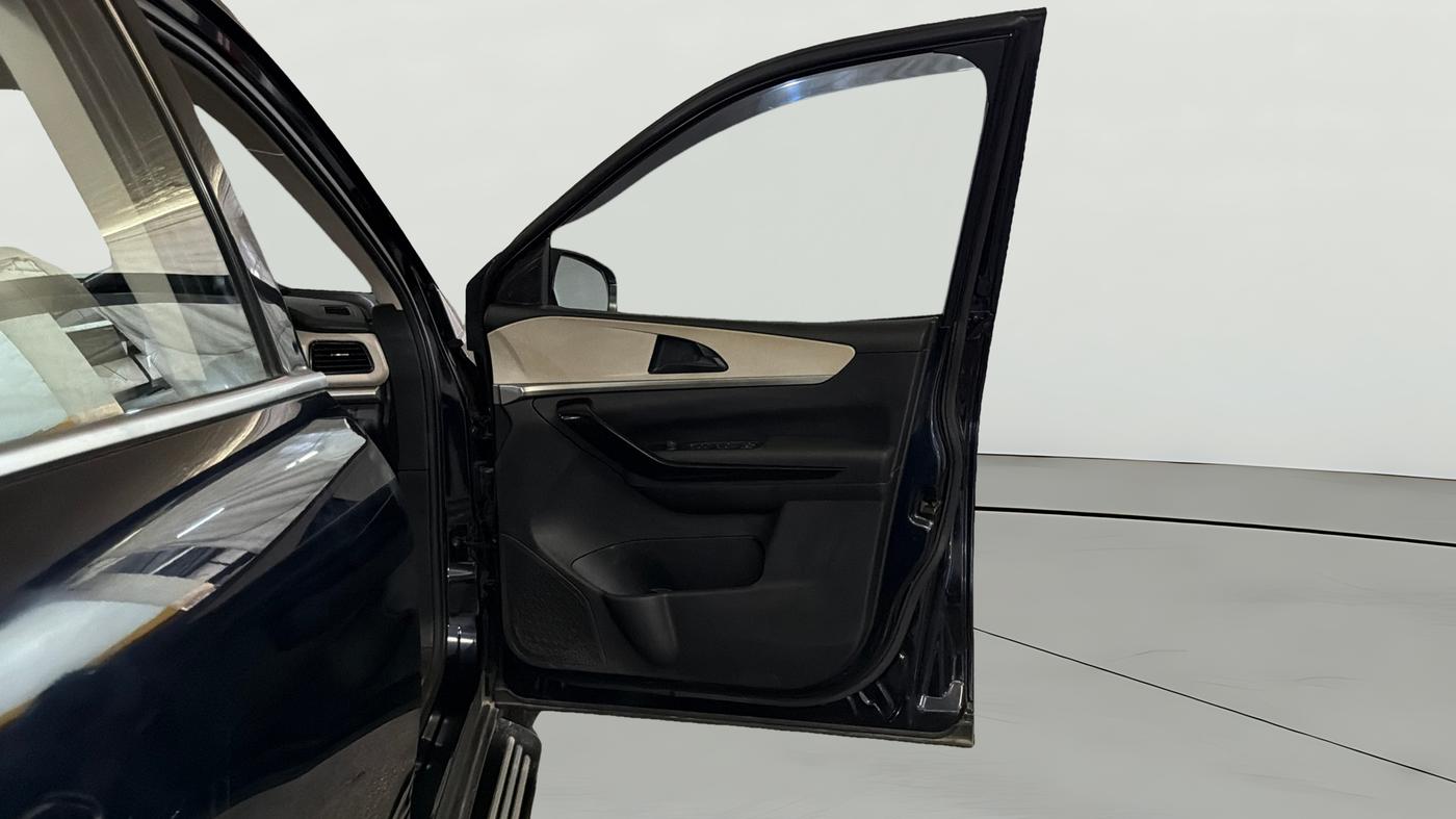 2022 Mahindra XUV700 AX 5 P AT 5 STR, Petrol, Automatic, 53,521 km, RHS Front Door