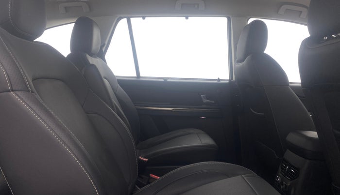 2017 Tata Hexa XT 4X4 7 STR, Diesel, Manual, 60,173 km, Right Side Rear Door Cabin