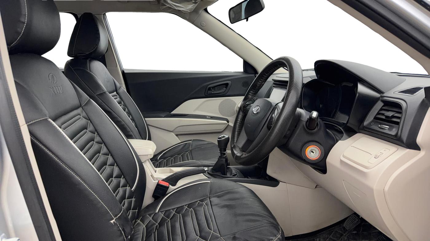 2019 Mahindra XUV300 W4 1.2 PETROL, Petrol, Manual, 27,390 km, Right Side Front Door Cabin