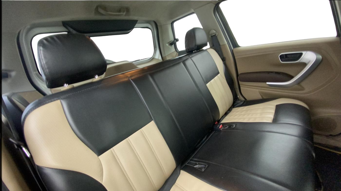 2016 Mahindra TUV300 T8, Diesel, Manual, 1,05,355 km, Right Side Rear Door Cabin