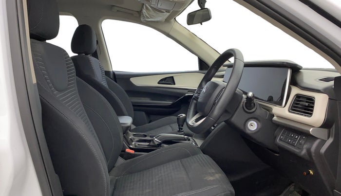 2023 Mahindra XUV700 AX 5 P MT 5 STR, Petrol, Manual, 26,910 km, Right Side Front Door Cabin