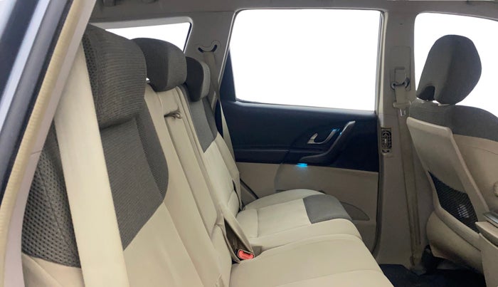 2016 Mahindra XUV500 W6 AT, Diesel, Automatic, 76,499 km, Right Side Rear Door Cabin