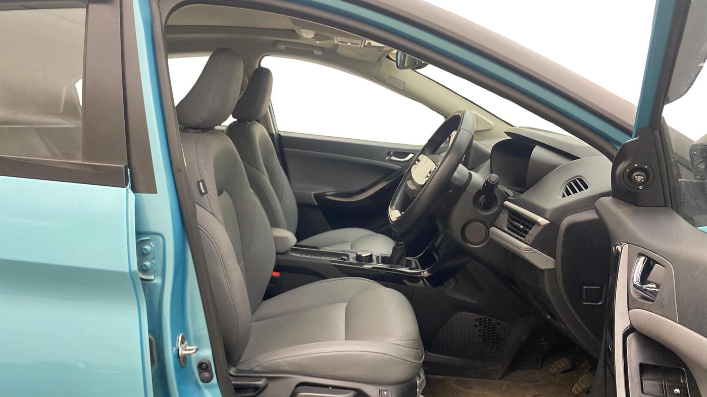 2025 Tata NEXON FEARLESS + SUNROOF DUAL TONE 1.2 PETROL, Petrol, Manual, 23,000 km, Right Side Front Door Cabin