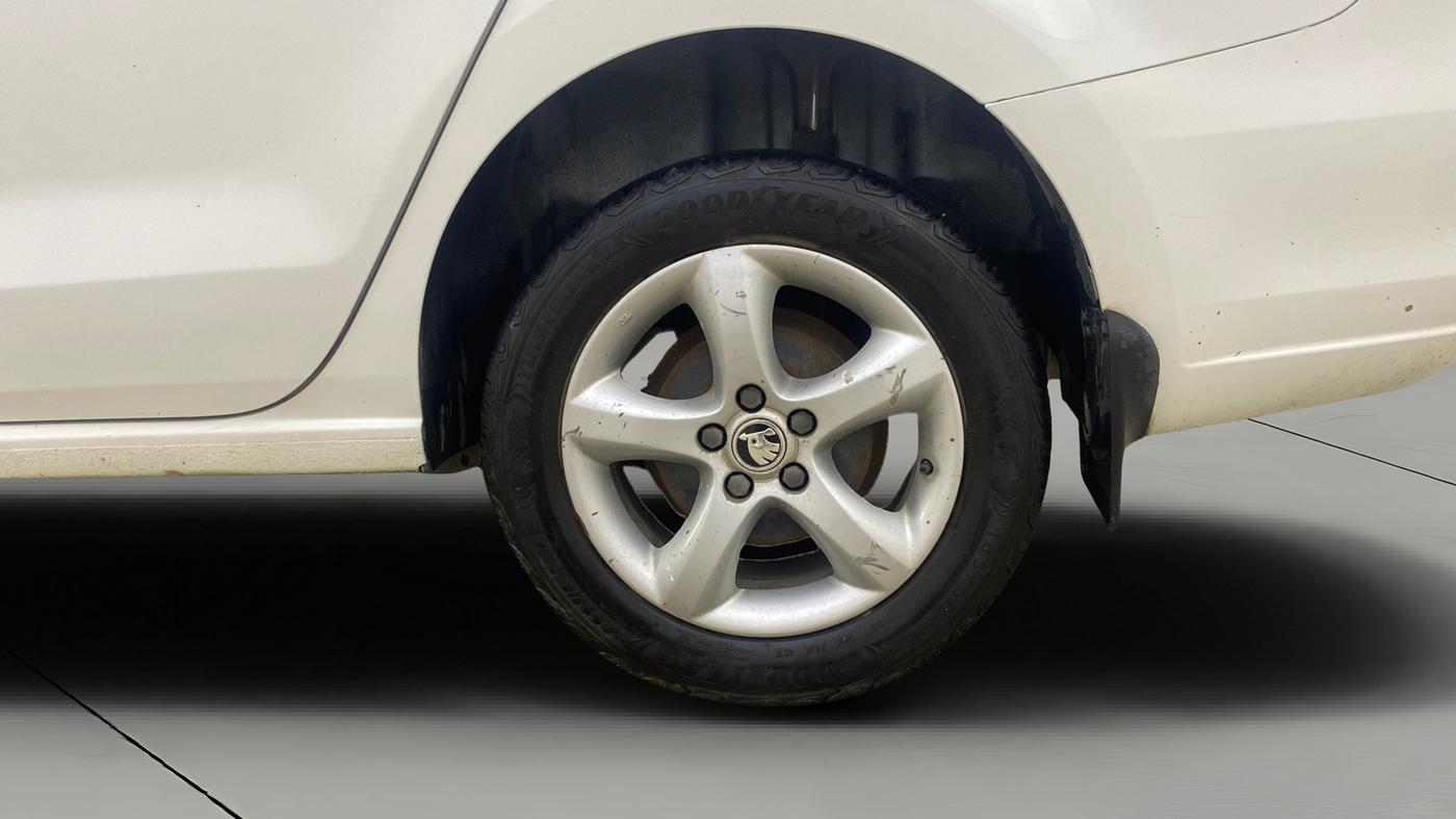 2014 Skoda Rapid AMBITION 1.6 MPI AT PLUS, Petrol, Automatic, 50,687 km, Left Rear Wheel