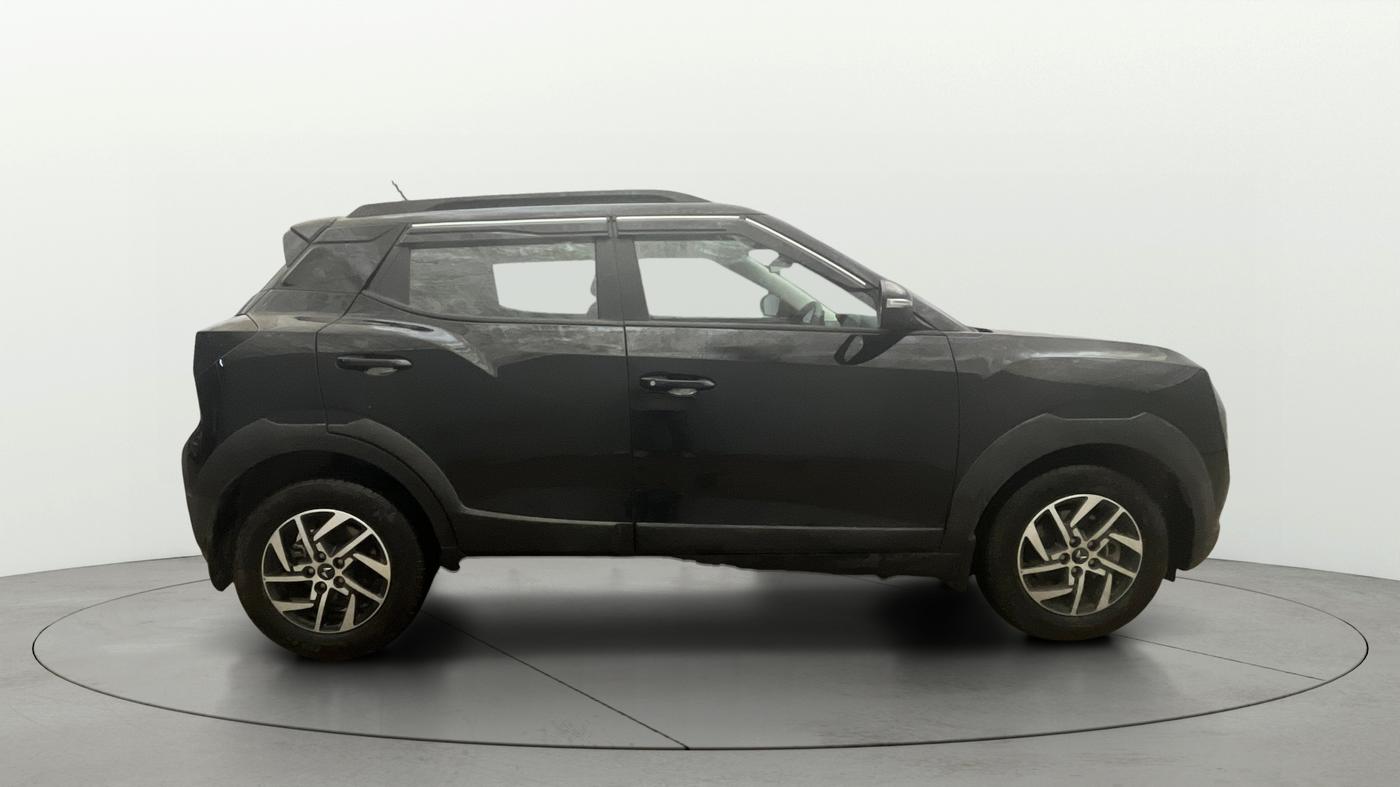 2025 Mahindra XUV 3XO AX5 1.2 L TCMPFI AT, Petrol, Automatic, 19,479 km, Right Side View
