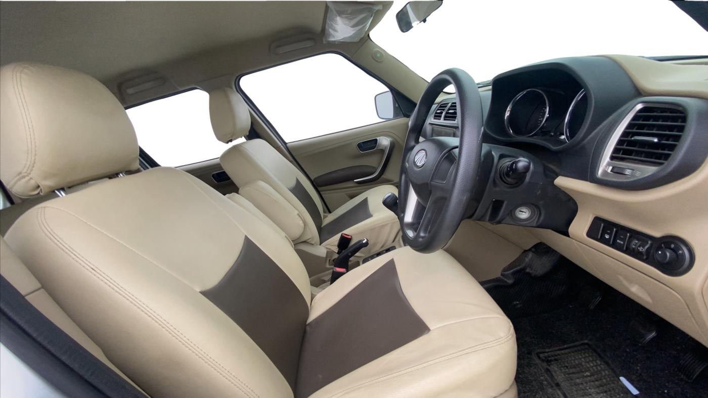 2019 Mahindra TUV300 T10, Diesel, Manual, 32,346 km, Right Side Front Door Cabin