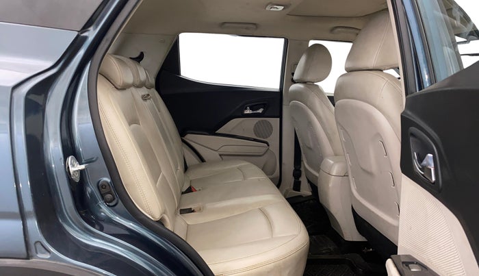 2021 Mahindra XUV300 W8 (O) 1.2 PETROL, Petrol, Manual, 33,153 km, Right Side Rear Door Cabin