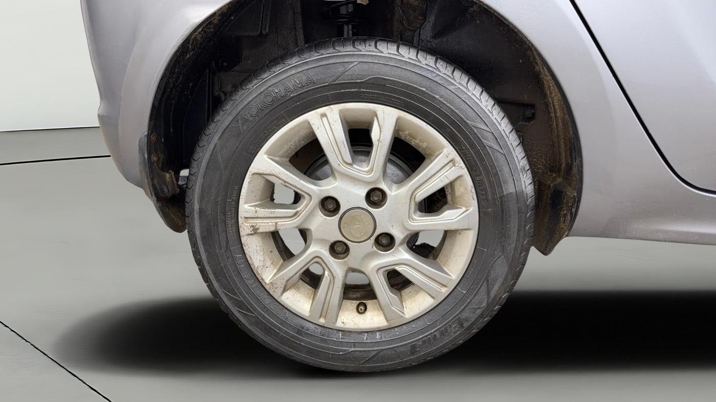 2018 Tata Tiago XZ PETROL, Petrol, Manual, 1,18,576 km, Right Rear Wheel