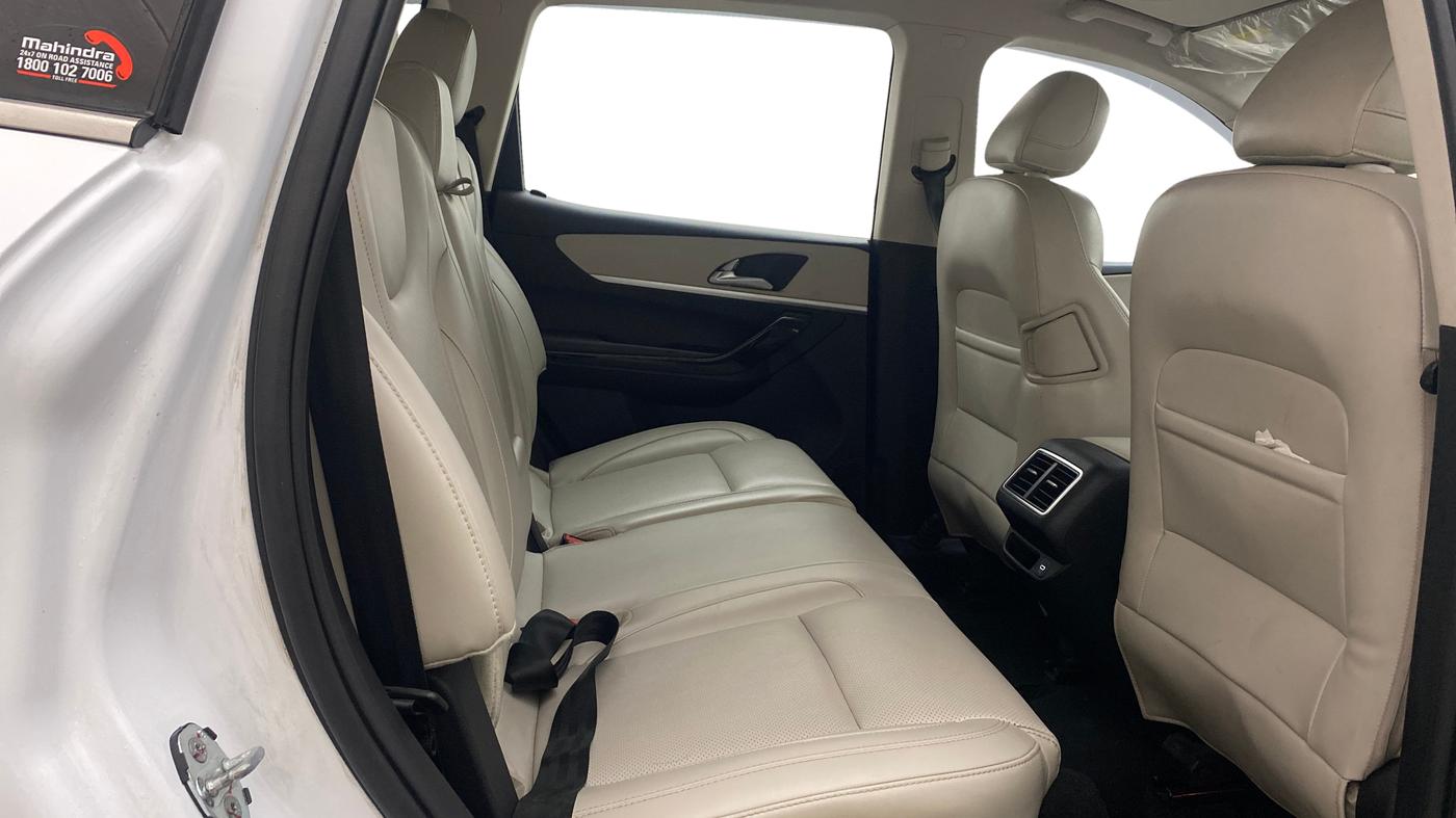 2023 Mahindra XUV700 AX 7 D MT 7 STR, Diesel, Manual, 47,113 km, Right Side Rear Door Cabin
