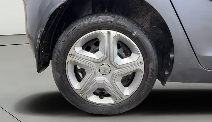 2023 Tata ALTROZ XM PLUS PETROL, Petrol, Manual, 37,024 km, Right Rear Wheel