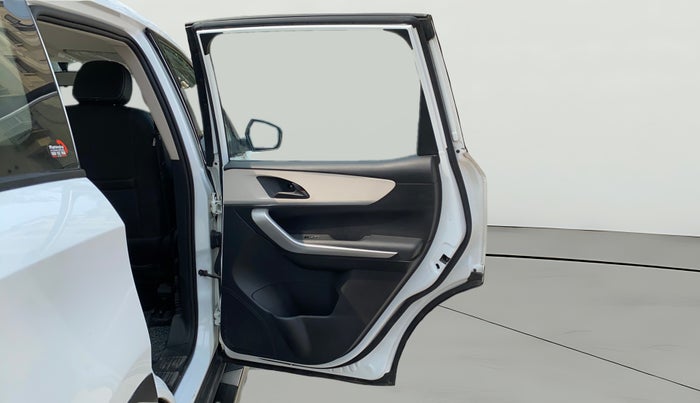 2021 Mahindra XUV700 AX 3 P AT 5 STR, Petrol, Automatic, 65,053 km, RHS Rear Door