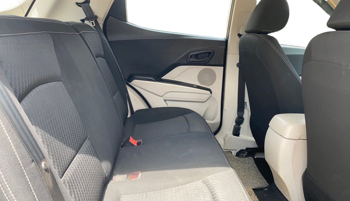 2020 Mahindra XUV300 W4 1.2 PETROL, Petrol, Manual, 29,751 km, Right Side Rear Door Cabin