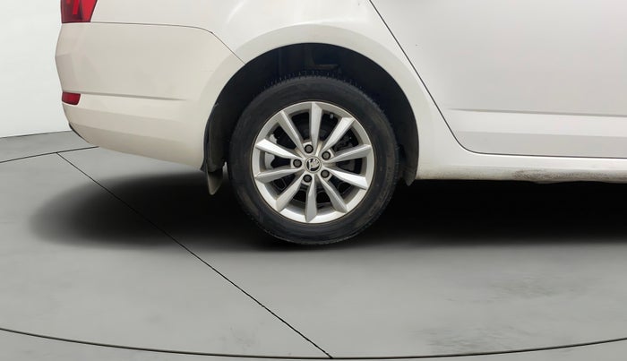 2015 Skoda Octavia ELEGANCE 1.8 TSI AT, Petrol, Automatic, 1,23,529 km, Right Rear Wheel