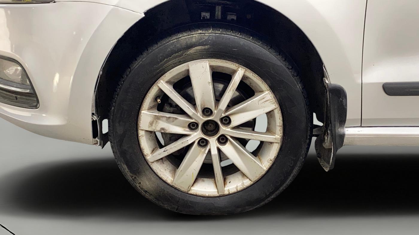 2016 Volkswagen Polo HIGHLINE1.5L, Diesel, Manual, 1,23,726 km, Left Front Wheel