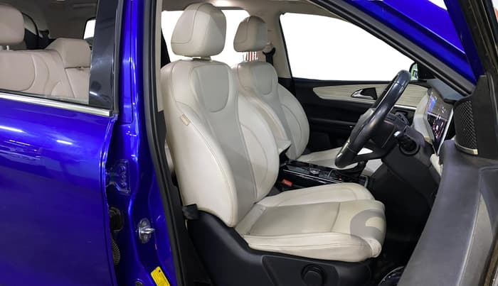 2021 Mahindra XUV700 AX 7 LUXURY D AT 7 STR, Diesel, Automatic, 54,384 km, Right Side Front Door Cabin