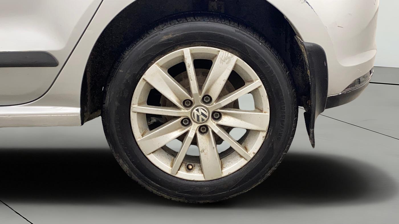 2016 Volkswagen Polo HIGHLINE1.5L, Diesel, Manual, 1,23,726 km, Left Rear Wheel