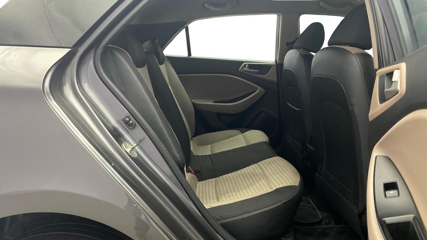 2020 Hyundai Elite i20 MAGNA PLUS 1.2, Petrol, Manual, 1,08,545 km, Right Side Rear Door Cabin