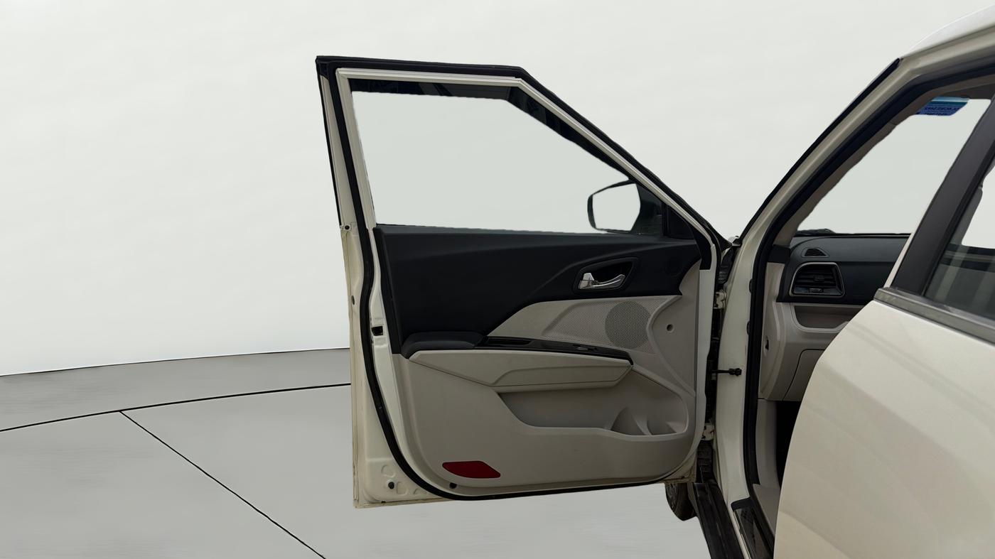 2022 Mahindra XUV300 W8 (O) 1.2 PETROL, Petrol, Manual, 28,505 km, LHS Front Door