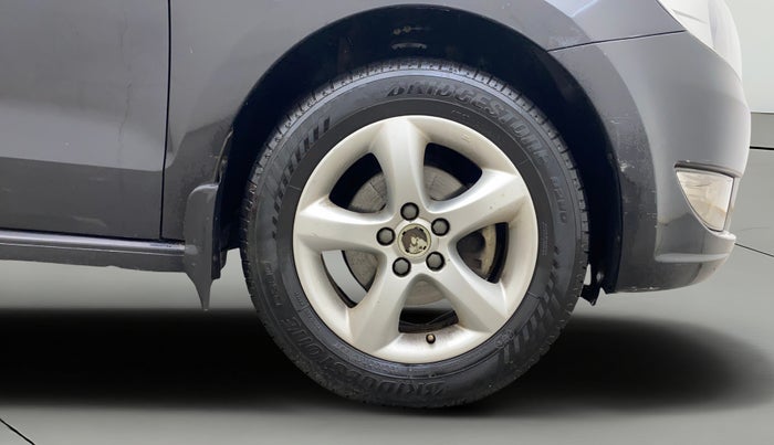 2012 Skoda Rapid ELEGANCE 1.6 MPI MT, Petrol, Manual, 1,04,264 km, Right Front Wheel