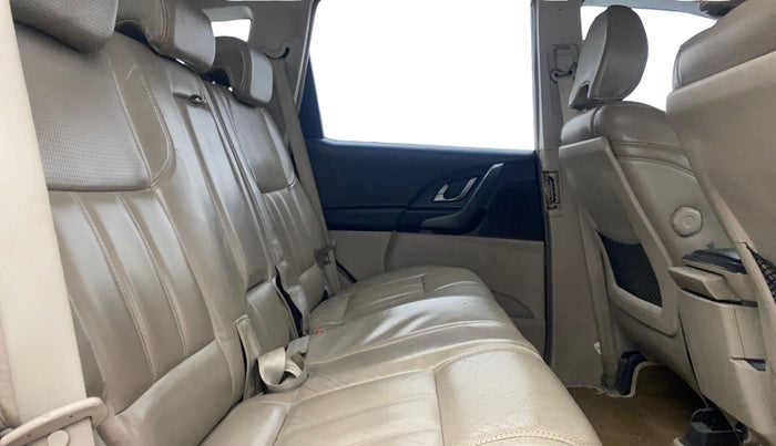 2016 Mahindra XUV500 W10 AT, Diesel, Automatic, 89,467 km, Right Side Rear Door Cabin