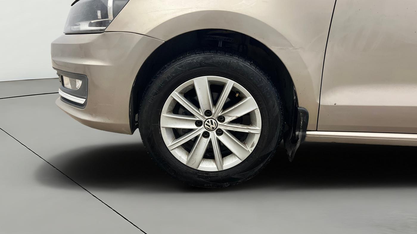 2015 Volkswagen Vento HIGHLINE 1.6 MPI, Petrol, Manual, 67,135 km, Left Front Wheel