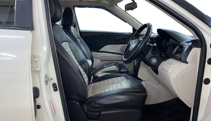 2022 Mahindra XUV300 W6 1.5 DIESEL AMT, Diesel, Automatic, 24,304 km, Right Side Front Door Cabin