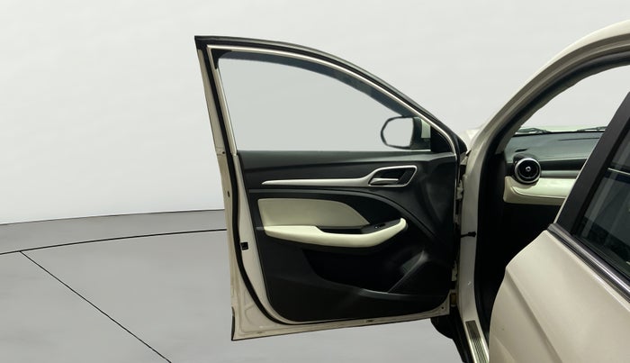 2024 MG ASTOR Sprint 1.5 MT (Ivory), Petrol, Manual, 7,166 km, LHS Front Door