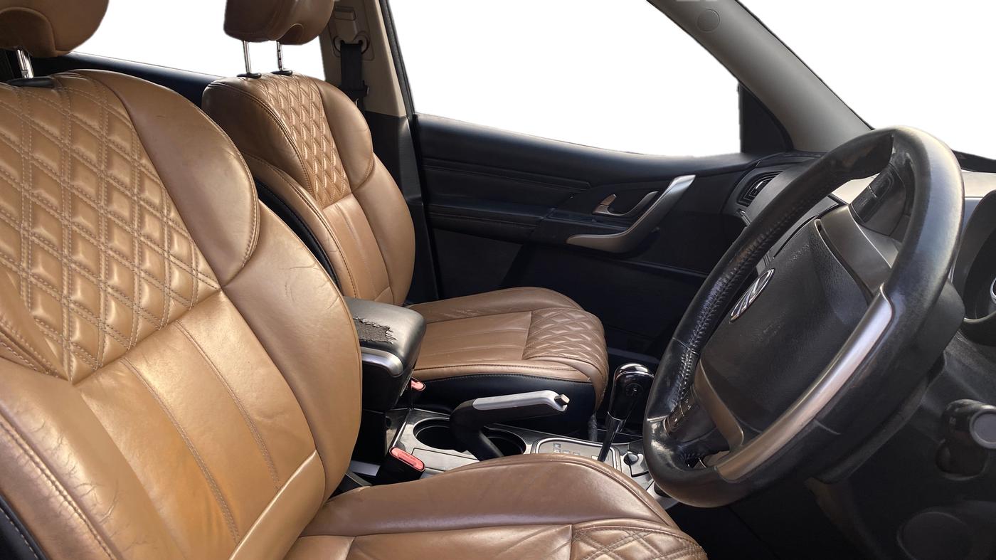 2018 Mahindra XUV500 W11 AT, Diesel, Automatic, 1,07,471 km, Right Side Front Door Cabin