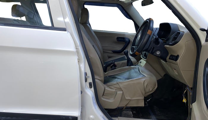 2018 Mahindra TUV300 T6 PLUS, Diesel, Manual, 57,016 km, Right Side Front Door Cabin