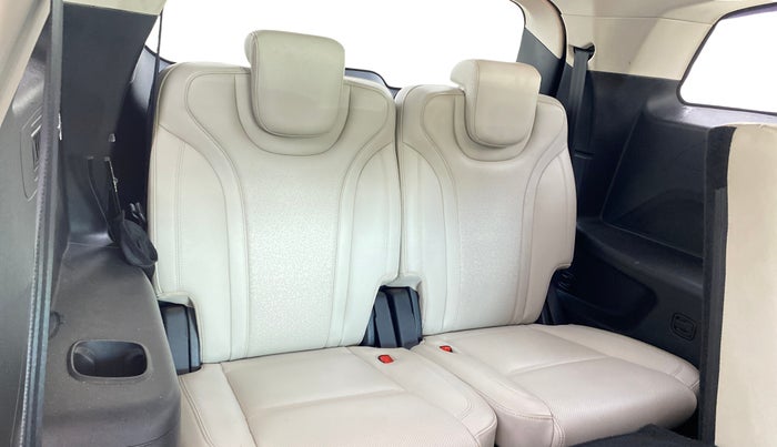 2022 Mahindra XUV700 AX 7 LUXURY D MT 7 STR, Diesel, Manual, 39,656 km, Third Seat Row ( optional )