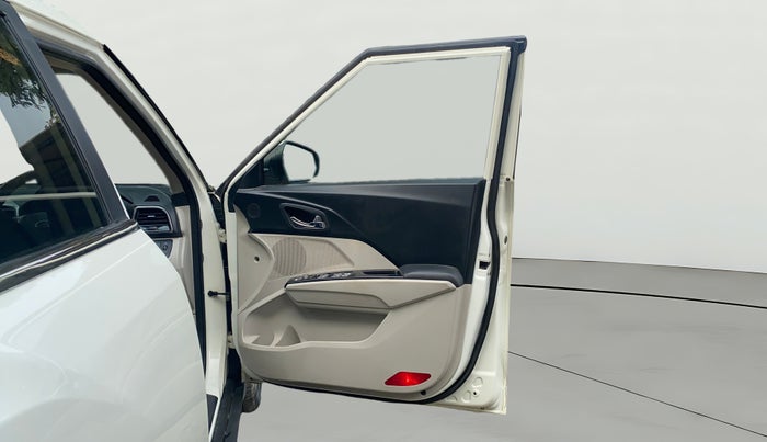 2019 Mahindra XUV300 W8 1.5 DIESEL, Diesel, Manual, 1,33,882 km, RHS Front Door