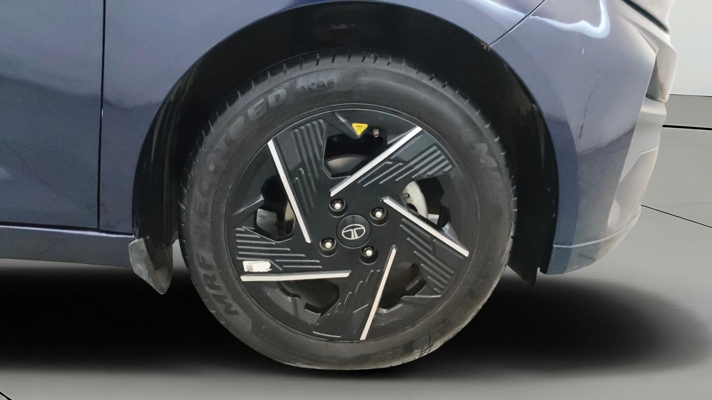 2025 Tata ALTROZ Accomplished Plus S Petrol 6DCT, Petrol, Automatic, 19,943 km, Right Front Wheel