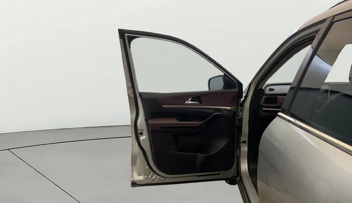 2023 Mahindra XUV700 AX 5 D MT 7 STR, Diesel, Manual, 52,057 km, LHS Front Door